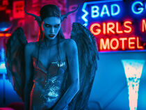 Bad Girls Motel | Nächtliche Neon Fotografie by Frank Daske
