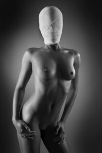 Bandaged Nude - Mono von David Hare