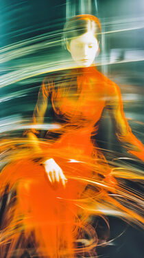 Frau in Orange | Langzeitbelichtung | Lady in Orange | Long Exposure von Frank Daske