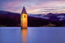'Kirchturm im Rechensee Südtirol' von Patrick Lohmüller