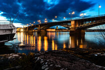 Theodor-Heuss-Brücke am Rhein zur blauen Stunde von elbvue