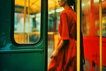 New York City Subway Night Train Woman in Rot, Gelb und Grün von Frank Daske