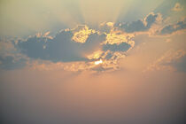 Sonnenuntergang Licht bricht sich in den Wolken by Dieter Stahl