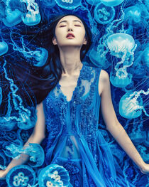 Die Blaue Quallen Frau | The Blue Jellyfish Woman von Frank Daske