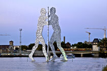 Wasserstatue Molecule Man an der Spree in Berlin-Treptow  von captainsilva