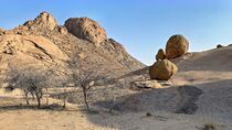 Spitzkoppe Namibia mit urigen Felsformationen und Felsbrocken