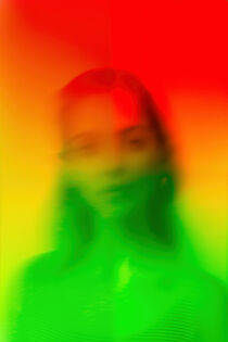 Verblassende Erinnerung | Farbenfrohes, abstraktes Frauen-Portrait von Frank Daske