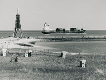 Kugelbake und Containerschiff in Cuxhaven - Monochrom by dieterich-fotografie