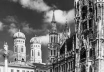 Frauenkirche und Neues Rathaus in München - monochrom von dieterich-fotografie