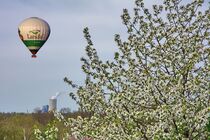 Frühling auf der Halde mit Heißluftballon von Edgar Schermaul