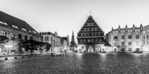 Rathaus am Marktplatz in Greifswald - monochrom by dieterich-fotografie