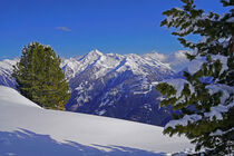 Schneeverwehung vor Alpenpanorama