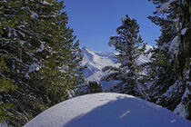Halbrunde Bergkuppe mit Schnee