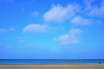 Blauer Himmel über dem Meer von René Lang