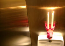Kerzenschein auf der Toilette by vecors