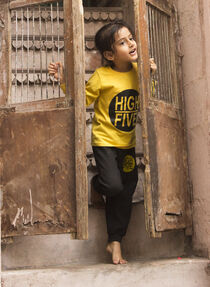 Girl in India von Tricia Rabanal