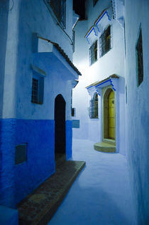 'Night in Chefchaouen Medina, Morocco.' von Tom Hanslien