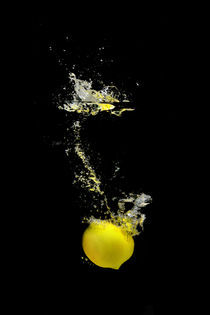 Lemon thrown in water von Tomer Burmad