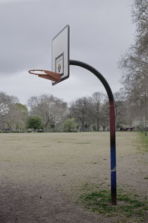Basketball hoop in London Fields. by Tom Hanslien