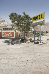 Desert Inn Motel in the Nevada Desert near Las Vegas. von Tom Hanslien