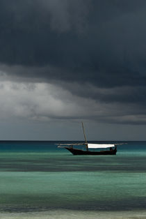 Dhow Boat Under Stormy Skies von Russell Bevan Photography