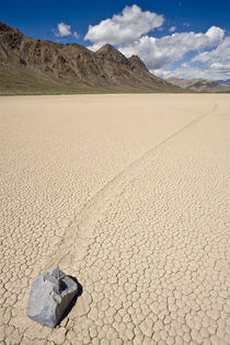 Sliding Rock at the Racetrack Playa Death Valley USA von Ed Book