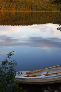 Ruderboot an einem See in Nordschweden von Intensivelight Panorama-Edition