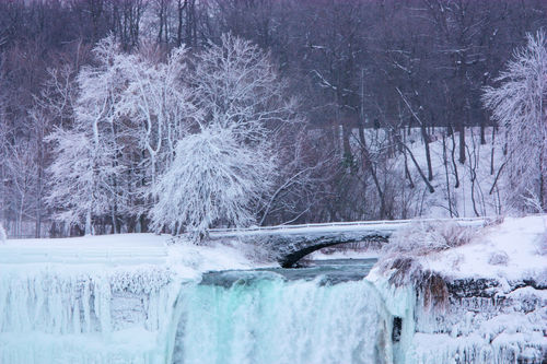 Niagara-winter-falls-bridge-2
