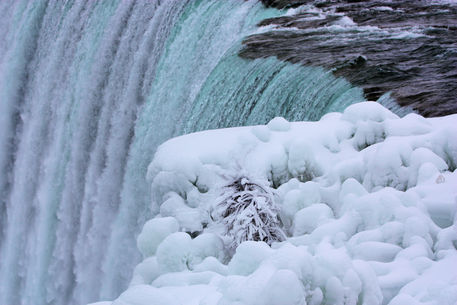 Niagara-falls-winter-at-the-brink-1