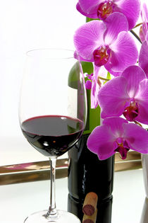 Red Wine & Orchids von Ian C Whitworth