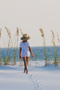 Young woman on White Sand Beach, Florida von Melissa Salter
