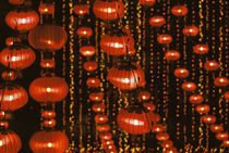 Asia, China, Beijing. Red Chinese lanterns, lobby of Beijing hotel von Danita Delimont