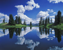 Alpine lake reflecting sky and clouds, Gunnison National Forest, Colorado von Danita Delimont