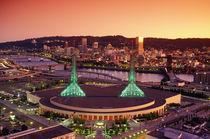 The Portland Convention center at sunset, in Portland, Oregon. von Danita Delimont