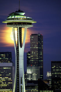 USA, WA, Seattle, Space Needle. Full moon von Danita Delimont