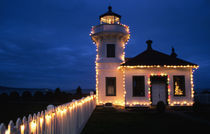 WA, Mukilteo, Mukilteo Lighthouse, established 1906, with holiday lights von Danita Delimont
