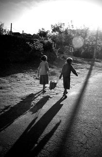 'Two little girls, India' von Alex Soh