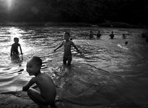 Boys by the river, Thailand von Alex Soh