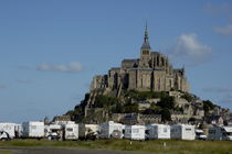 Campervans parked beneath Mont Saint-Michel, France. von Sami Sarkis Photography