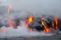 Steam rising off lava flowing into ocean, Kilauea Volcano, Hawaii Islands, United States von Sami Sarkis Photography