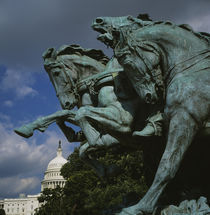 Low angle view of the statues of horses, Capitol Building, Washington DC, USA von Panoramic Images