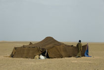 Nomad walking outside tent in the desert, Sahara, Morocco von Panoramic Images