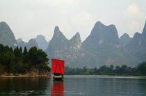 Boat on Li River, mountains in mist, Guilin, China. von Panoramic Images