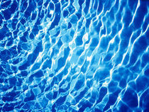 Crinkled pattern in blue water von Panoramic Images