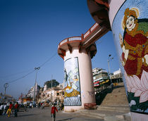 Street scene, Painted gateway, Varanasi, Uttar Pradesh, India von Panoramic Images
