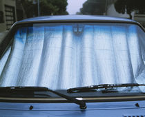 Close-up of a sun reflector behind the windshield of a car, California, USA von Panoramic Images