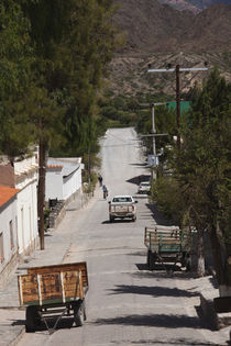 Vehicles on the road, Seclantas, Calchaqui Valleys, Salta Province, Argentina von Panoramic Images