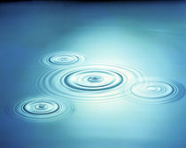 Multiple rings in blue water with bright light reflection von Panoramic Images