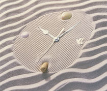 Clock made of sand with shells and striated background von Panoramic Images