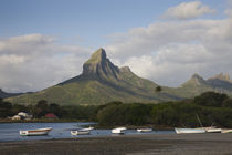 Boats with mountains in the background von Panoramic Images